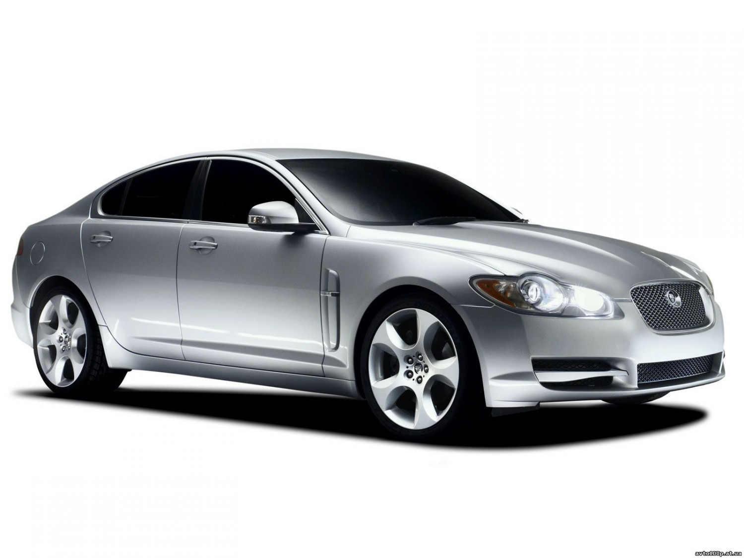 Jaguar XF оделся в черное