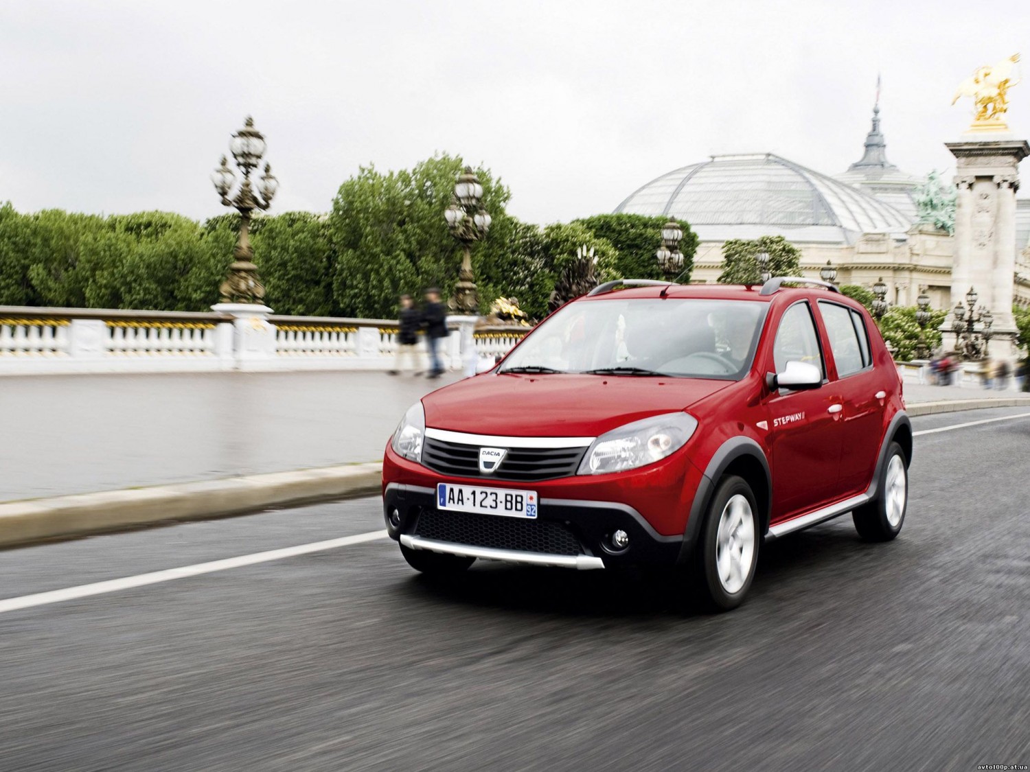 Сверхдешевые Dacia наводнят рынок